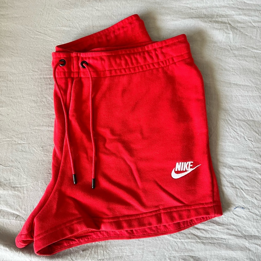 NIKE Essential Sportswear Shorts